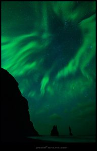 auroras boreales sobre una playa en islandia