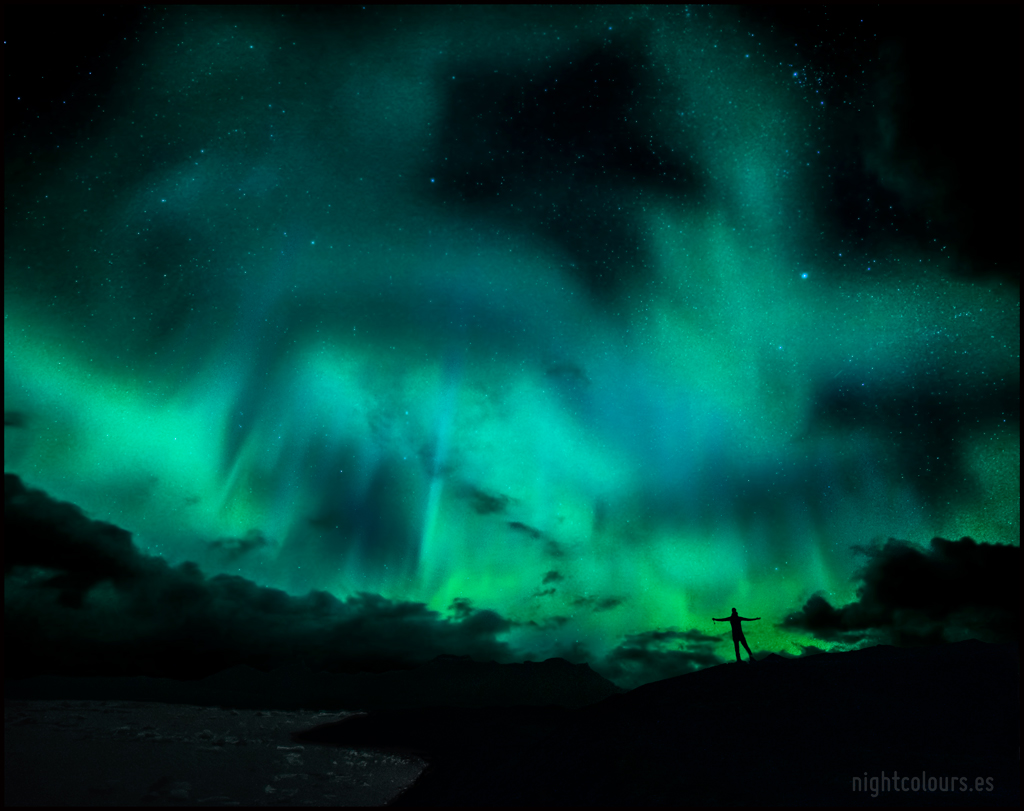 Farero en Islandia bajo auroras boreales